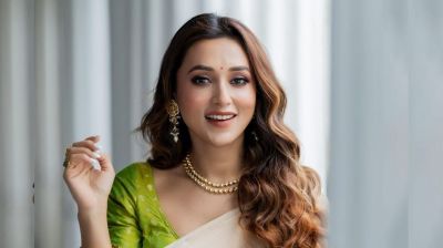 ভালোবাসা চাইলেন অভিনেত্রী মিমি