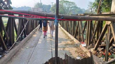 কয়লাবোঝাই ট্রাকের চাপে হোসেনপুরে বেইলি ব্রিজ দেবে, দুর্ভোগে চরবাসী