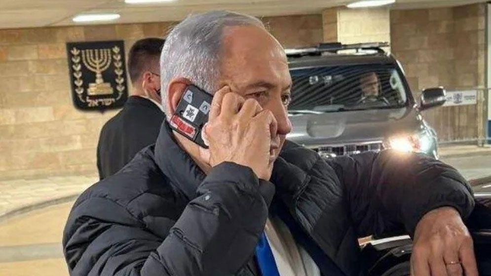 নেতানিয়াহুর ফোনের ক্যামেরায় লাল টেপ কেন?