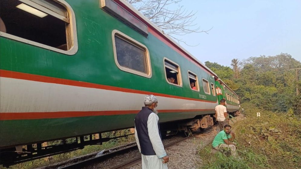 ৫ ঘণ্টা ধরে সিলেটের সঙ্গে সারা দেশের রেল যোগাযোগ বন্ধ