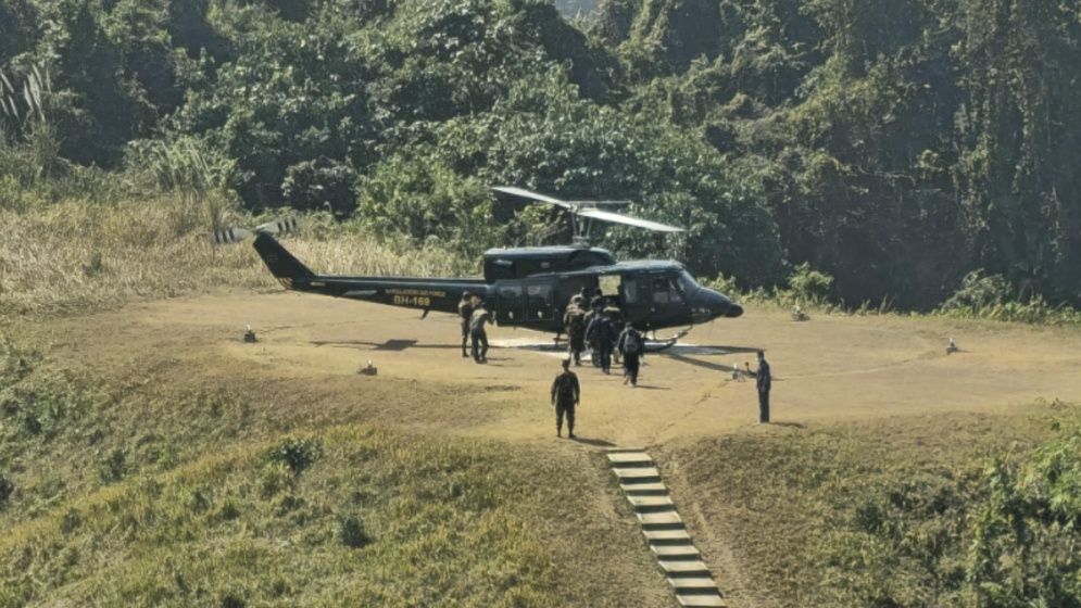 রাঙামাটির দুর্গম কেন্দ্রে হেলিকপ্টারে যাচ্ছে ভোটের সরঞ্জাম