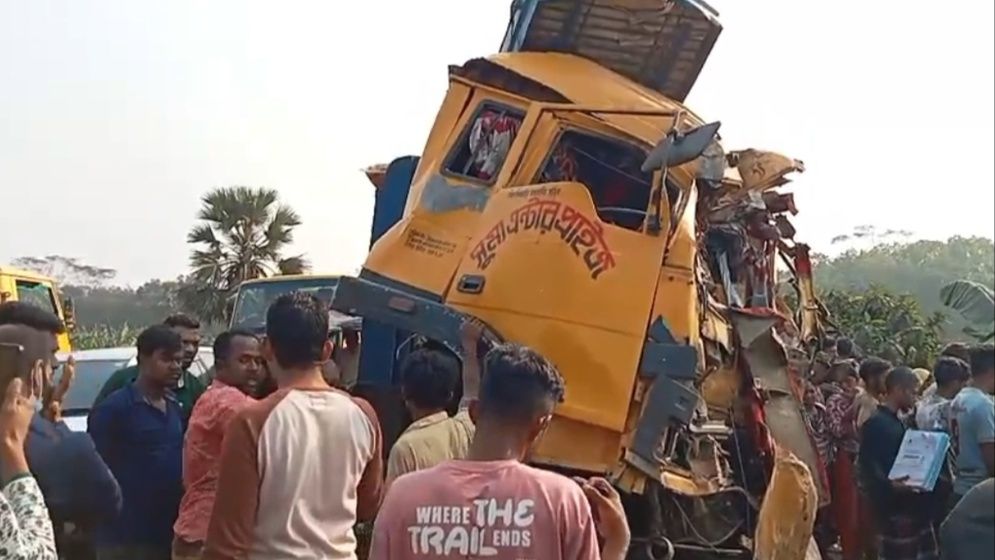 বাস–ট্রাকের সংঘর্ষ, আহত ১৯