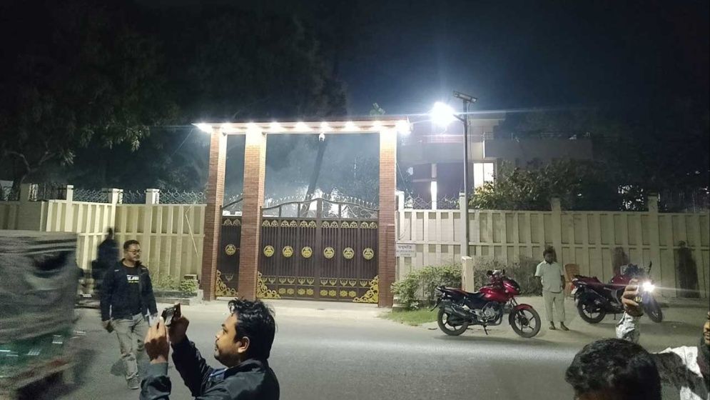 গোপালগঞ্জে ডিসির বাসভবনের সামনে ককটেল বিস্ফোরণ