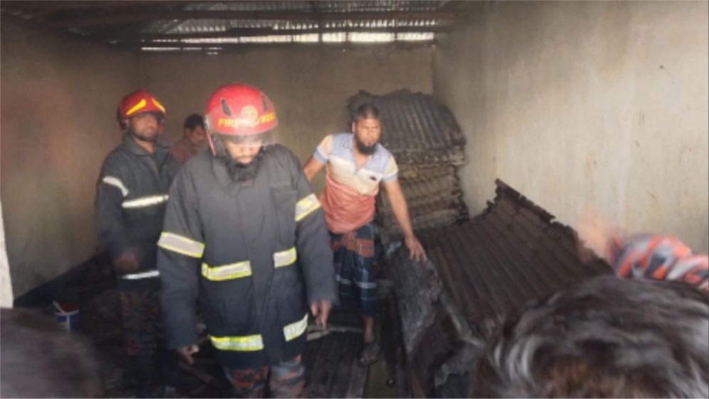শেরপুরে ভাঙারির দোকানে অগ্নিকাণ্ড