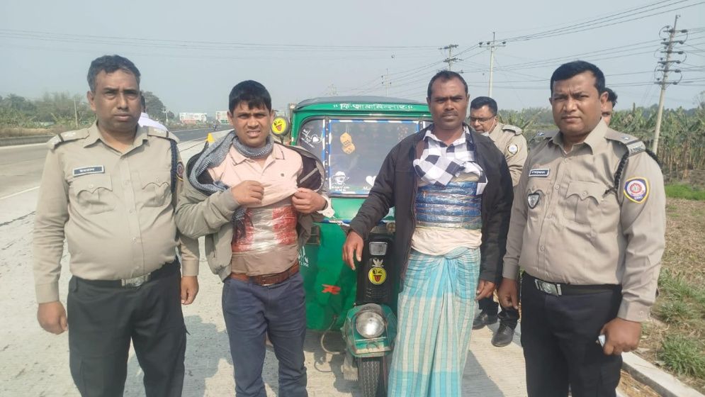 বগুড়ায় কোমরে বেঁধে গাঁজা পাচারকালে গ্রেপ্তার ২