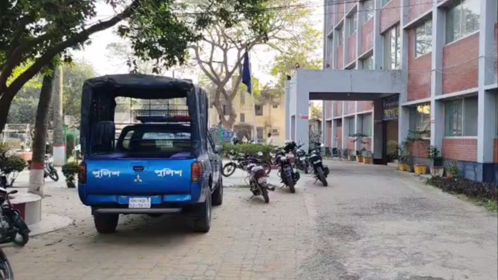 শরীরে পেট্রোল ঢেলে আগুন দিলেন গৃহবধূ