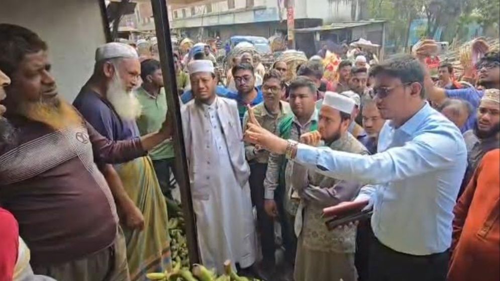 ম্যাজিস্ট্রেটের সঙ্গে বাজার মনিটরিংয়ে আমির হামজা