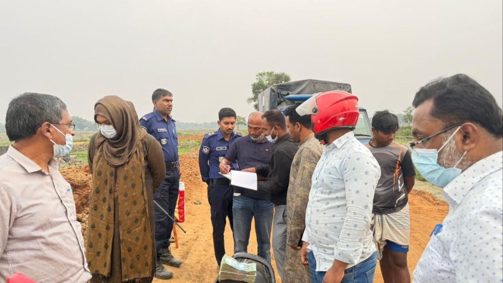 নরসিংদীতে অবৈধভাবে মাটি উত্তোলন, যন্ত্রপাতি জব্দ ও জরিমানা