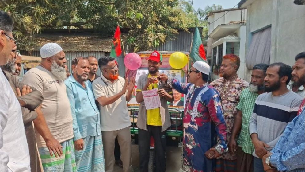 অটোরিকশা উপহার দিয়ে প্রতিশ্রুতি রক্ষা করলেন এমপি মান্নান