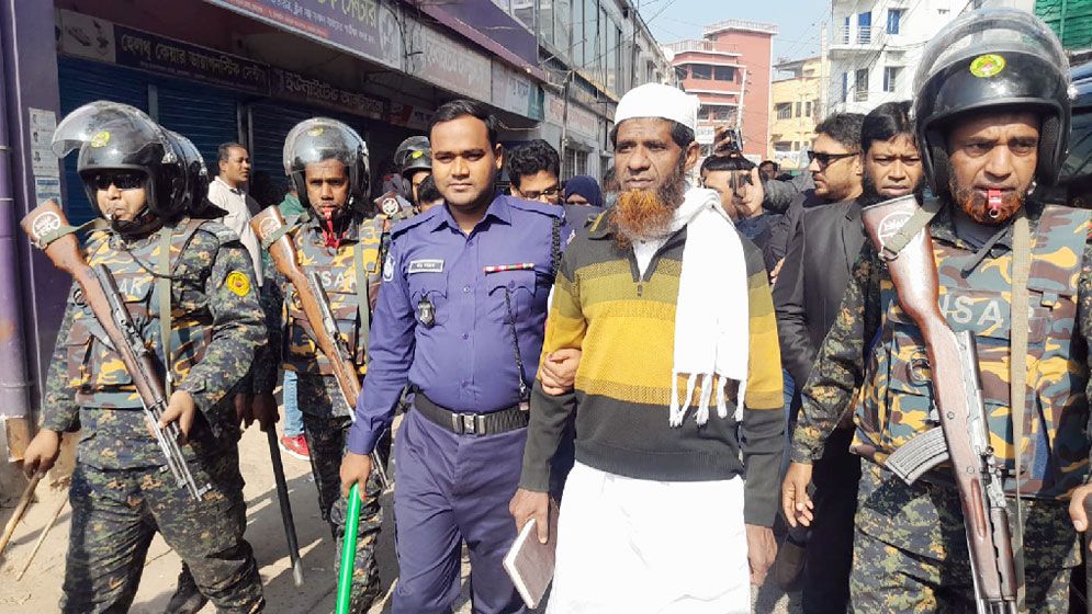 ভোটকেন্দ্রের সামনে ৭৯ হাজার টাকাসহ জামায়াত নেতা আটক