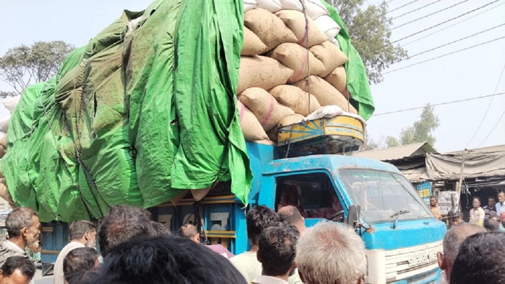 সিগারেটের আগুনে তুষবোঝাই ট্রাকে অগ্নিকাণ্ড