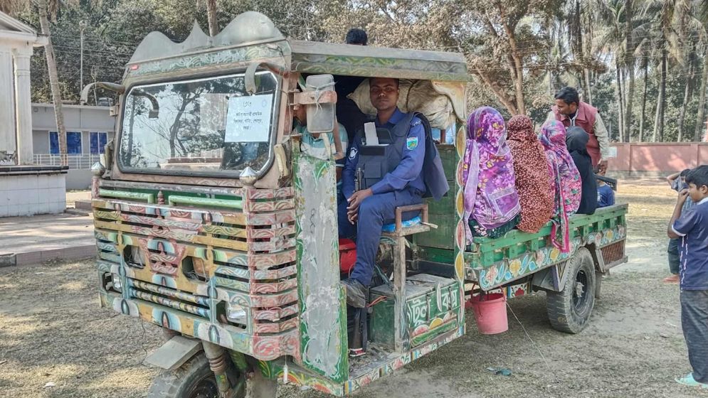 শেরপুরে নির্বাচনী উপকরণ বিতরণ শুরু, শান্তিপূর্ণ ভোটে প্রস্তুত প্রশাসন