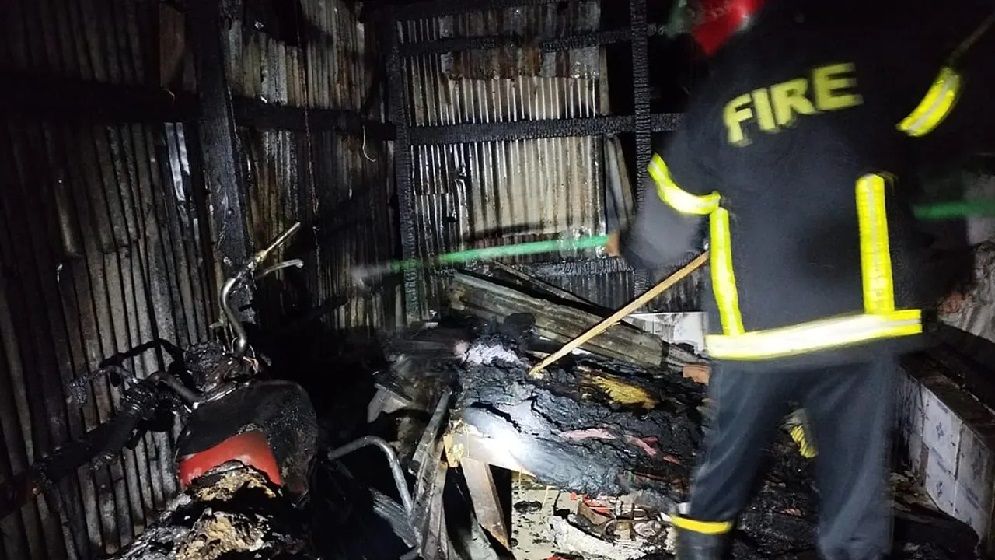 বরিশালের গৌরনদীতে চামড়ার গোডাউনে আগুন