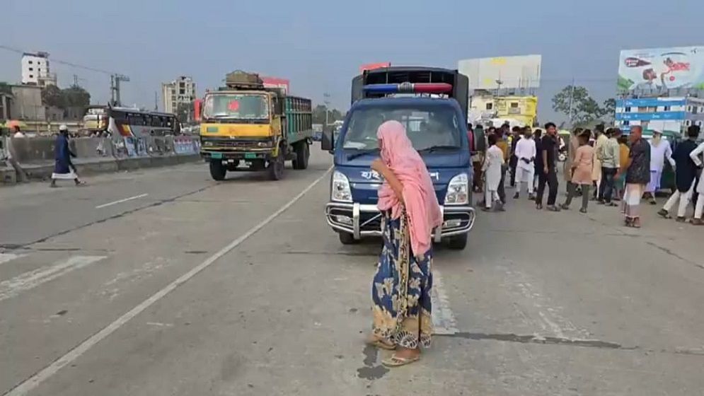 বগুড়ায় স্বামীর সামনে ট্রাকচাপায় গৃহবধূ নিহত