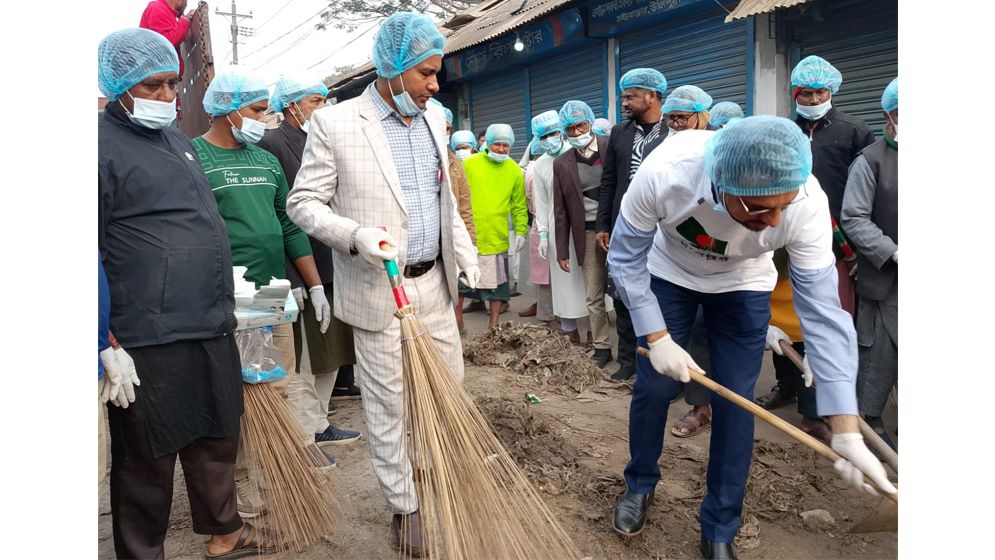 ঝাড়ু হাতে শহর পরিস্কার করলেন ব্যারিস্টার সালেহী