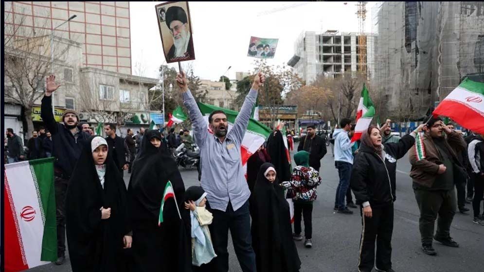 ট্রাম্পের আহ্বান প্রত্যাখ্যান করে রাস্তায় বিপ্লবপন্থীদের মিছিল