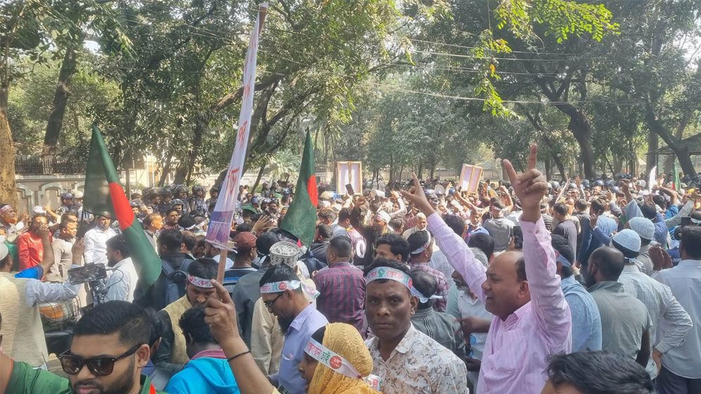 ৯ম পে-স্কেলের বাস্তবায়নের দাবিতে যমুনা ঘেরাও, টিয়ারগ্যাস নিক্ষেপ