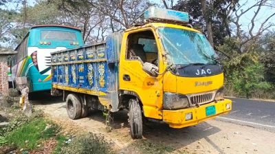 সড়কে প্রাণ গেল ২ মৌচাষীর