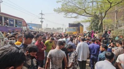 রূপগঞ্জে বকেয়া বেতনের দাবিতে শ্রমিক বিক্ষোভ, ঢাকা-সিলেট মহাসড়ক অবরোধ