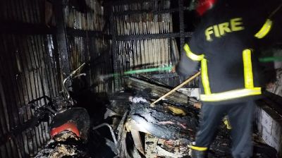 বরিশালের গৌরনদীতে চামড়ার গোডাউনে আগুন