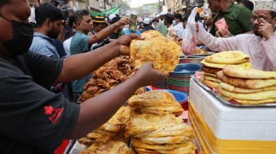 রমজানে উত্তরায় জমজমাট ইফতারসামগ্রী বিক্রি
