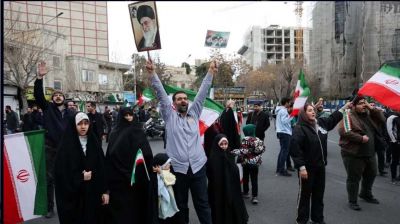 ট্রাম্পের আহ্বান প্রত্যাখ্যান করে রাস্তায় বিপ্লবপন্থীদের মিছিল