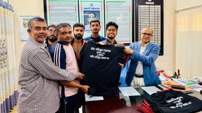 শহীদ হবিবুর রহমান হলের ডাইনিং ও ক্যান্টিনের কর্মচারীদের মাঝে টি-শার্ট বিতরণ