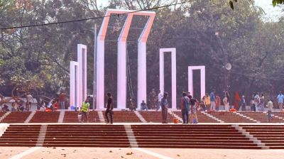 অমর একুশে সামনে রেখে শহীদ মিনারে শেষ মুহূর্তের প্রস্তুতি