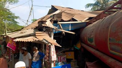 নোয়াখালীতে নিয়ন্ত্রণ হারিয়ে তেলবাহী ট্রাক দোকানে, নিহত ২