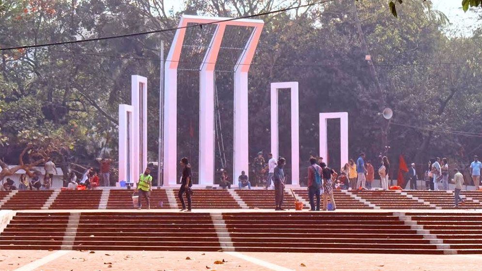 অমর একুশে সামনে রেখে শহীদ মিনারে শেষ মুহূর্তের প্রস্তুতি