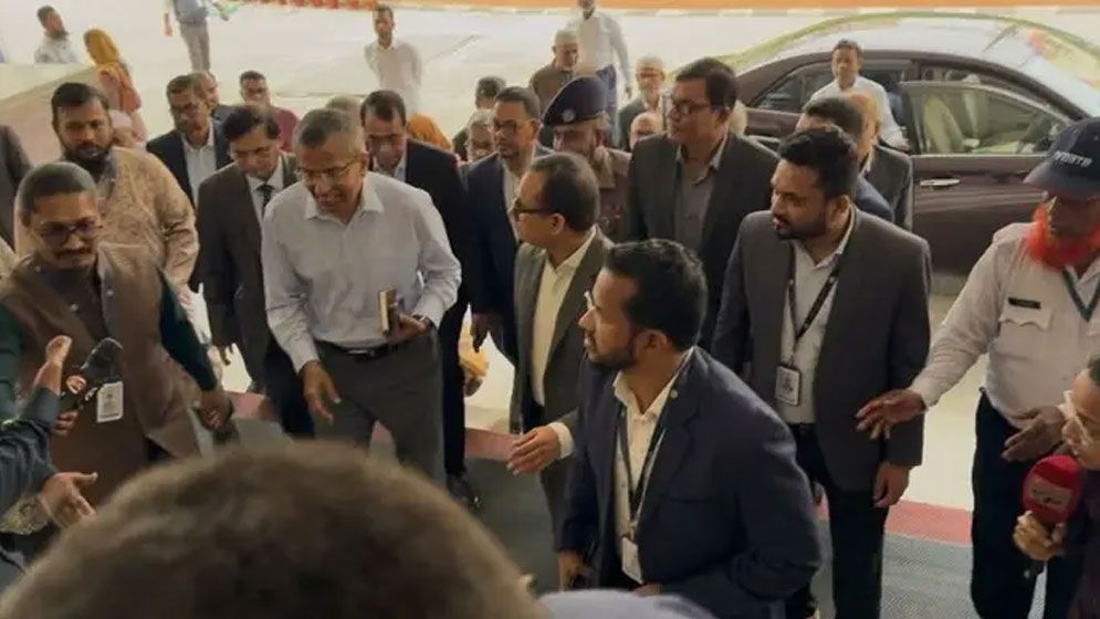 বাংলাদেশ ব্যাংকের গভর্নর হিসেবে যোগ দিলেন মোস্তাকুর রহমান