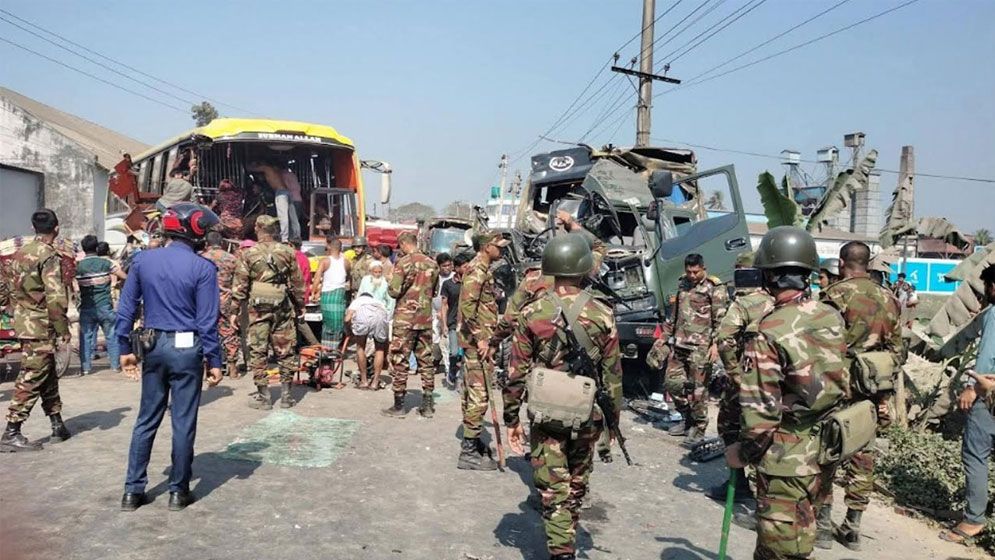 ফুলপুরে সেনাবাহিনীর ট্রাক-বাস সংঘর্ষে ২ নিহত