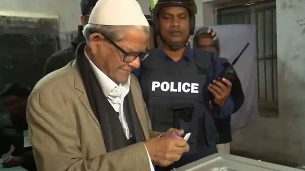 ঠাকুরগাঁওয়ে ভোট দিলেন মির্জা ফখরুল