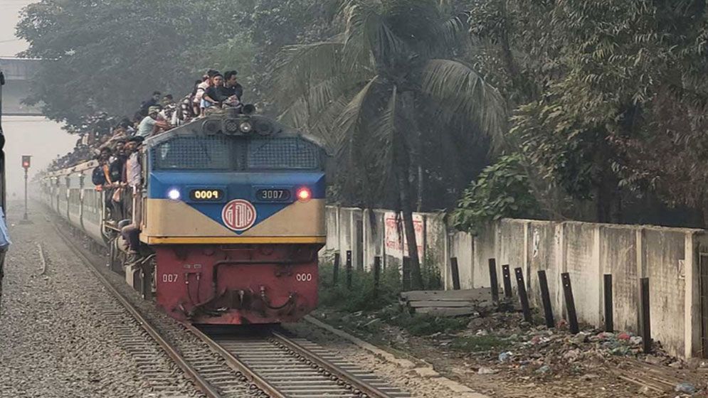 ভোটের আগে ঢাকা রেলস্টেশনে বাড়িমুখী মানুষের ঢল