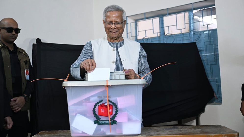 গুলশানে ভোট দিলেন প্রধান উপদেষ্টা ইউনূস