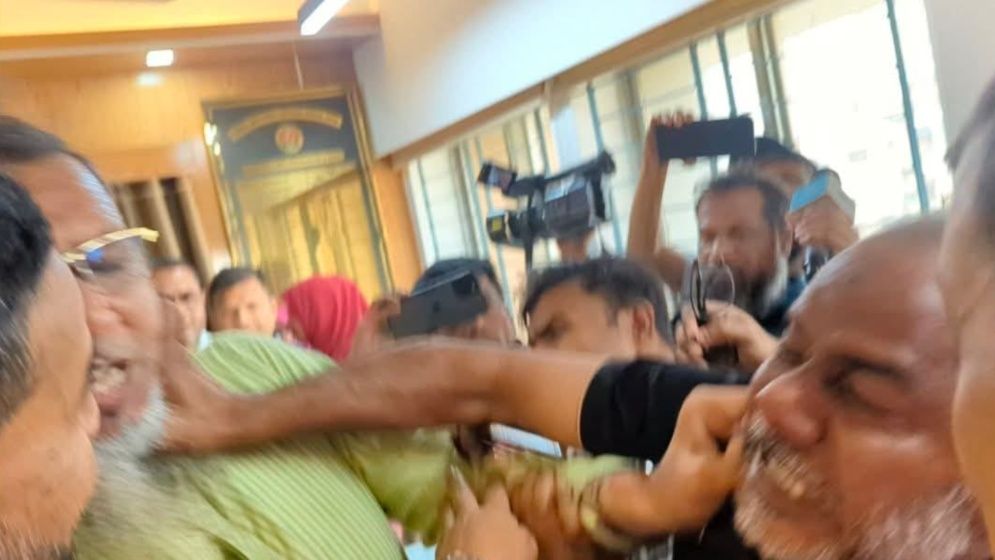 মনোনয়ন জমা দিতে গিয়ে বগুড়া-৬ আসনে বিএনপির দুই নেতার হাতাহাতি