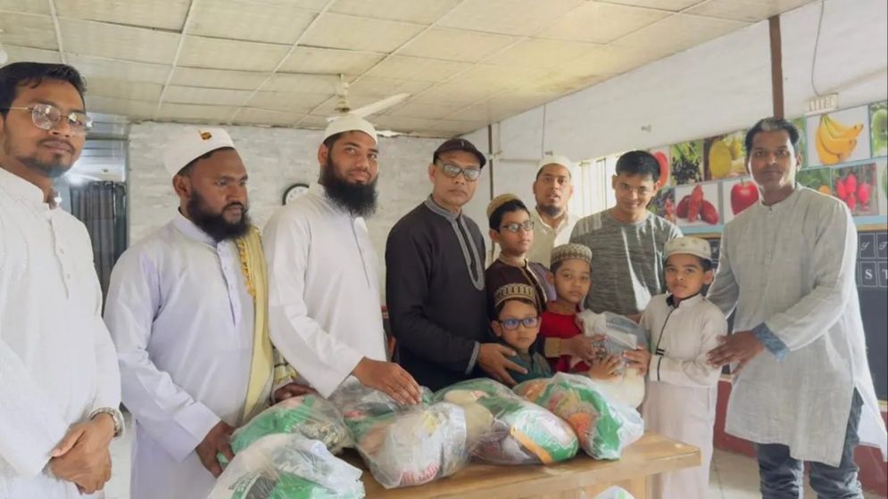 এতিম শিশুদের মাঝে ঈদ সামগ্রী বিতরণ করল ‘আমরা ক’ জন শিল্পী গোষ্ঠী