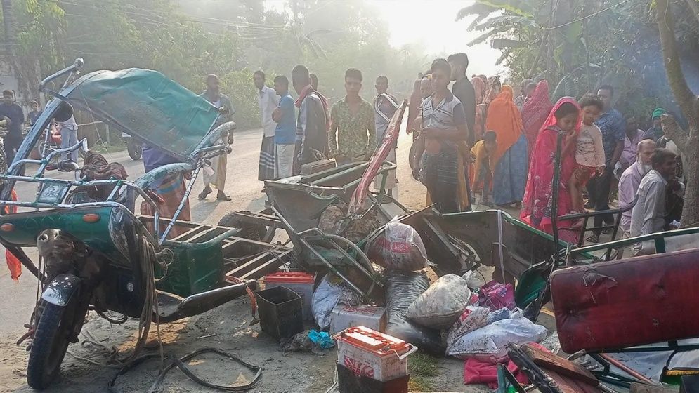 ট্রাকচাপায় প্রাণ গেল ৩ শ্রমিকের