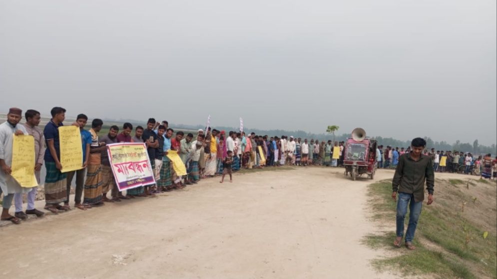 ধরলা নদীর উপর বাংটুর ঘাটে সেতুর দাবিতে মানববন্ধন