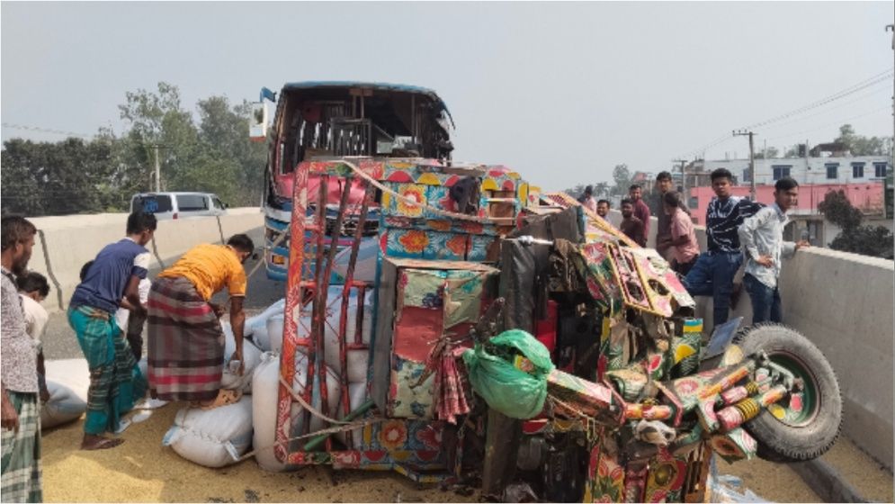 শেরপুরে বাসের ধাক্কায় দুমড়েমুচড়ে গেল ভটভটি