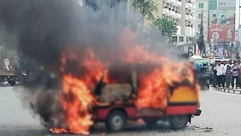 চলন্ত অ্যাম্বুলেন্সে হঠাৎ আগুন