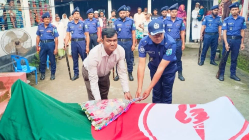 জাতীয় পতাকায় মোড়ানো শেষ যাত্রা, বিদায় নিলেন বীর মুক্তিযোদ্ধা আব্দুল আজিজ