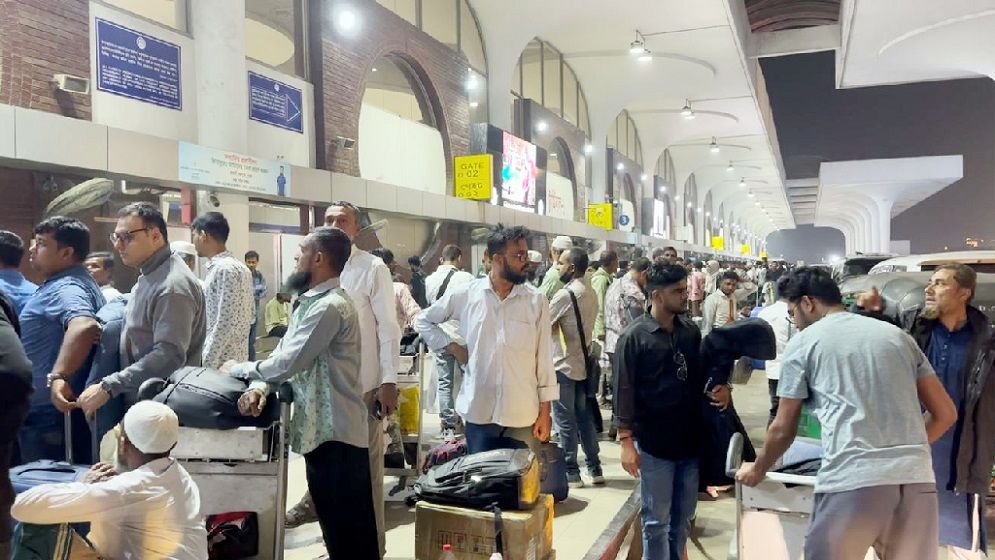 বিমানবন্দরে আটকা হাজারো যাত্রী, খোঁজ নিলেন প্রধানমন্ত্রী