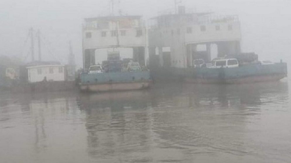 ঘন কুয়াশায় পাটুরিয়া-দৌলতদিয়া নৌরুটে ফেরি চলাচল বন্ধ