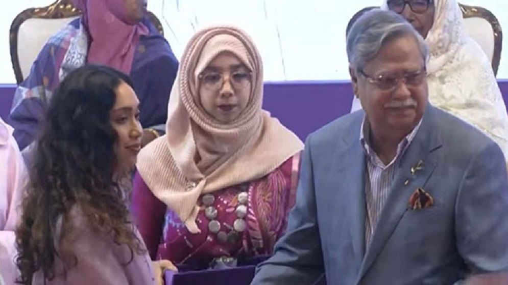 ‘অদম্য নারী’ পুরস্কারে ভূষিত বেগম খালেদা জিয়া, পুরস্কার নিলেন জাইমা রহমান