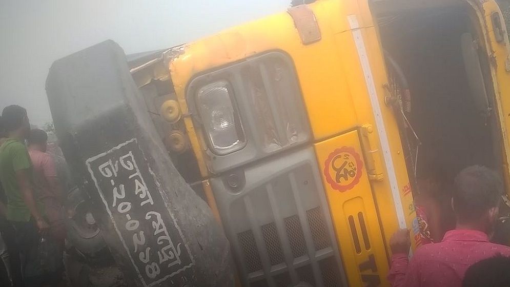 শেরপুরে বালি বোঝাই ট্রাক উল্টে চালক আহত