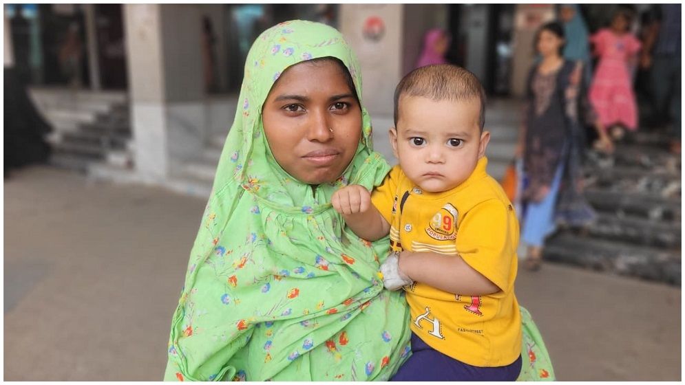 হৃদয়ে ফুটো নিয়ে লড়ছে ৮ মাসের শিশু, সন্তানকে বাঁচাতে পথে পথে মা