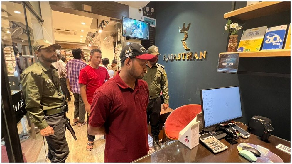 হাটহাজারীতে ৫ দোকানীকে জরিমানা