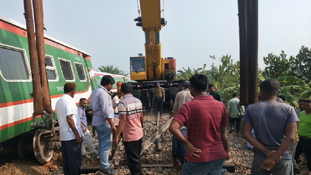 সান্তাহারে ট্রেন দুর্ঘটনা: ৭ বগি উদ্ধার, দুপুরের মধ্যে চালু হতে পারে ট্রেন চলাচল