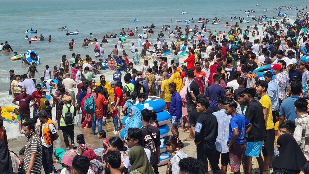 চিরচেনা রূপে কক্সবাজার, ঈদ উৎসবে মাতোয়ারা ভ্রমনপিপাসুরা